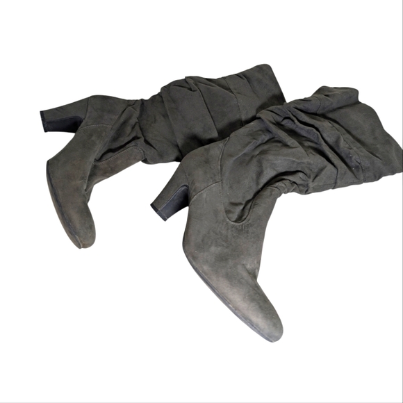 2/$30...7.5 Grey 'Alive' boots in EUC - Picture 2 of 4